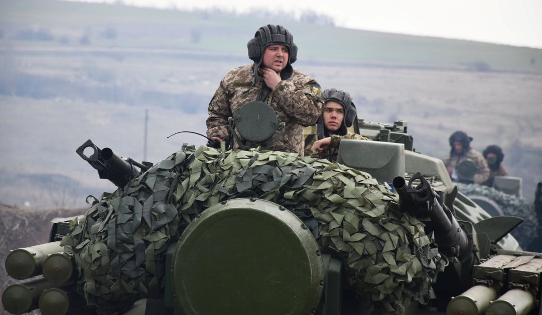 Các thành viên phục vụ của Lực lượng vũ trang Ukraine cưỡi trên đỉnh một tổ hợp tên lửa phòng không được gọi là "Tunguska" trong cuộc tập trận tại một khu vực của Chiến dịch liên hợp ở một địa điểm không xác định ở miền đông Ukraine, trong bức ảnh phát hành ngày 20 tháng 4 năm 2021. (Ảnh: CNS / Dịch vụ báo chí của Chiến dịch Lực lượng Liên hợp qua Reuters.)