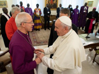 Giáo hoàng Francis chào Tổng giám mục Anh giáo Justin Welby của Canterbury khi kết thúc khóa tĩnh tâm hai ngày cho các nhà lãnh đạo chính trị của Nam Sudan, tại Vatican vào ngày 11 tháng 4 năm 2019, ảnh tập tin. Đức Thánh Cha Phanxicô, Tổng Giám mục Welby, và Đức Cha Jim Wallace, người điều hành Giáo hội Scotland, đã đánh dấu kỷ niệm 10 năm độc lập của Nam Sudan vào ngày 9 tháng 7 năm 2021, và một lần nữa hứa sẽ đến thăm đất nước này khi đất nước hòa bình (Ảnh: CNS / Truyền thông Vatican qua Reuters)