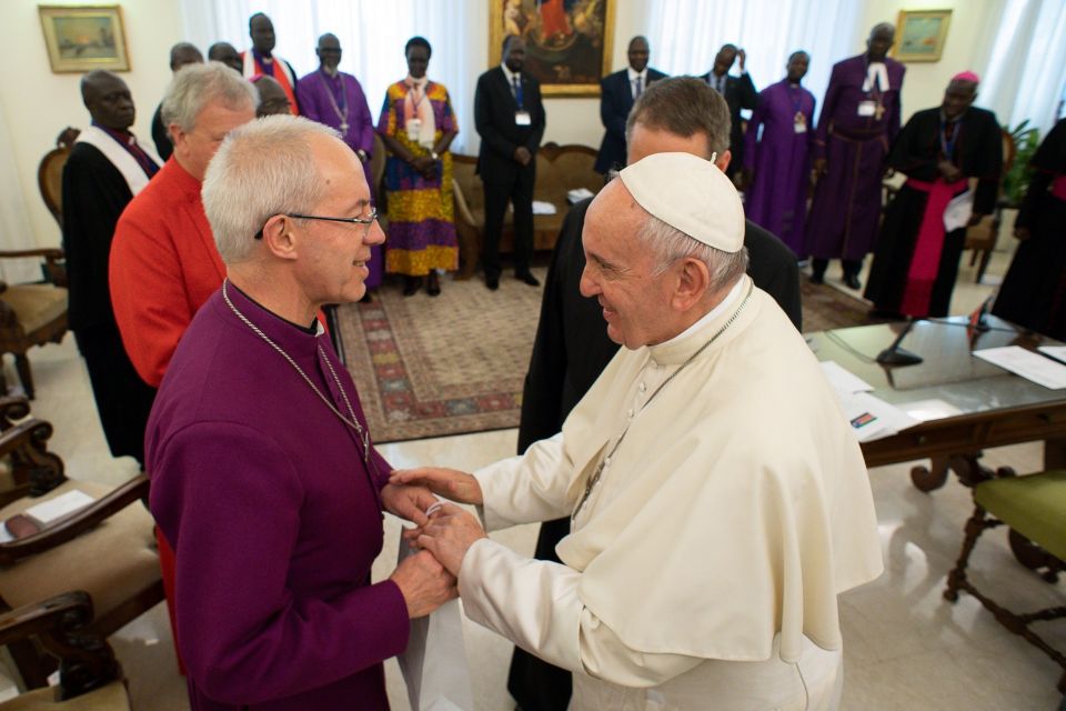 Giáo hoàng Francis chào Tổng giám mục Anh giáo Justin Welby của Canterbury khi kết thúc khóa tĩnh tâm hai ngày cho các nhà lãnh đạo chính trị của Nam Sudan, tại Vatican vào ngày 11 tháng 4 năm 2019, ảnh tập tin. Đức Thánh Cha Phanxicô, Tổng Giám mục Welby, và Đức Cha Jim Wallace, người điều hành Giáo hội Scotland, đã đánh dấu kỷ niệm 10 năm độc lập của Nam Sudan vào ngày 9 tháng 7 năm 2021, và một lần nữa hứa sẽ đến thăm đất nước này khi đất nước hòa bình (Ảnh: CNS / Truyền thông Vatican qua Reuters)