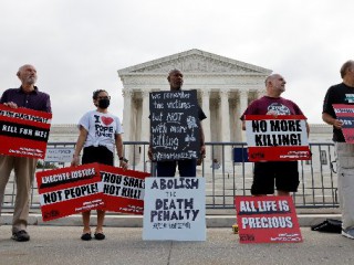 Những người biểu tình ở Washington biểu tình phản đối án tử hình bên ngoài tòa nhà Tòa án Tối cao ngày 13 tháng 10 năm 2021. (Nguồn: CNS photo / Jonathan Ernst, Reuters)