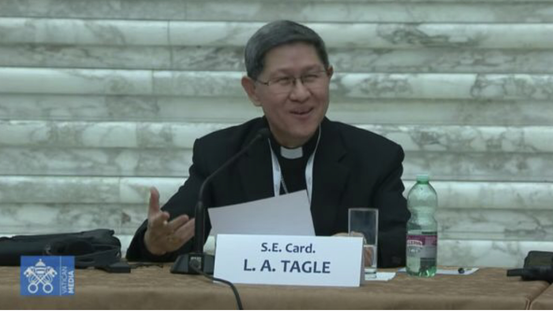 Hồng y Tagle phát biểu tại hội nghị Vatican về thần học của chức linh mục vào ngày 19 tháng 2 năm 2022 (Ảnh chụp màn hình từ YouTube)
