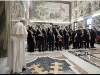 Đức Thánh Cha Phanxicô gặp một phái đoàn các thị trưởng Ý vào ngày 5 tháng 2 năm 2022 (Ảnh: Truyền thông Vatican)