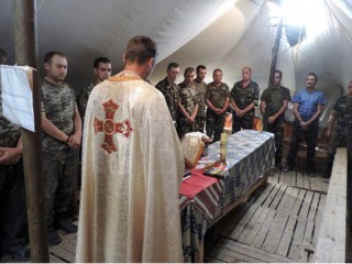 Tuyên úy quân đội ở miền đông Ukraine, 2015 (Ảnh: ACN)