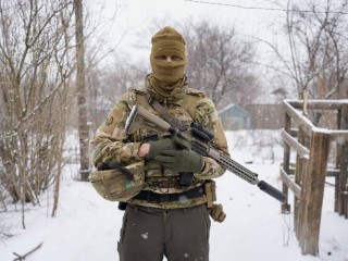 Một tay bắn tỉa người Ukraine ở tiền tuyến trưởng ở khu vực Luhansk, miền đông Ukraine, vào ngày 28 tháng 1 năm 2022 (Ảnh: AP / Vadim Ghirda)