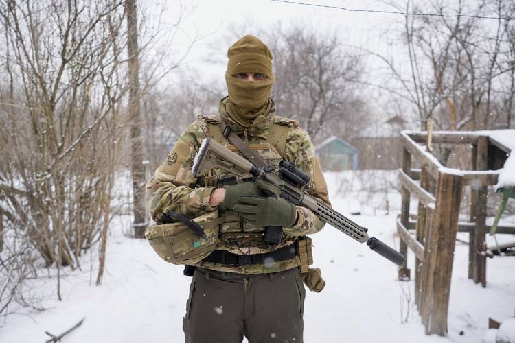 Một tay bắn tỉa người Ukraine ở tiền tuyến trưởng ở khu vực Luhansk, miền đông Ukraine, vào ngày 28 tháng 1 năm 2022 (Ảnh: AP / Vadim Ghirda)
