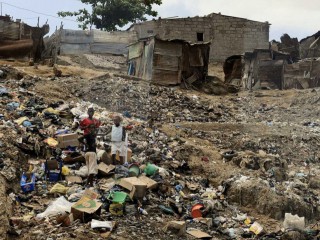 Những đứa trẻ trong bức ảnh được chụp tại một khu nghèo nàn của Luanda (Ảnh: Alessandro Bianchi / Reuters qua CNS)