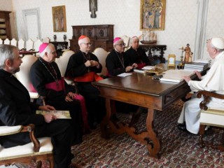 Đức Thánh Cha Phanxicô chào mừng Chủ tịch CELAM vào ngày 19 tháng 2 năm 2022, tại Vatican. (Ảnh: CELAM / Bộ Truyền thông Vatican)