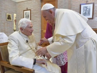 Đức Thánh Cha Phanxicô và Đức nguyên Giáo hoàng Benedict XVI (Ảnh: Truyền thông Vatican)