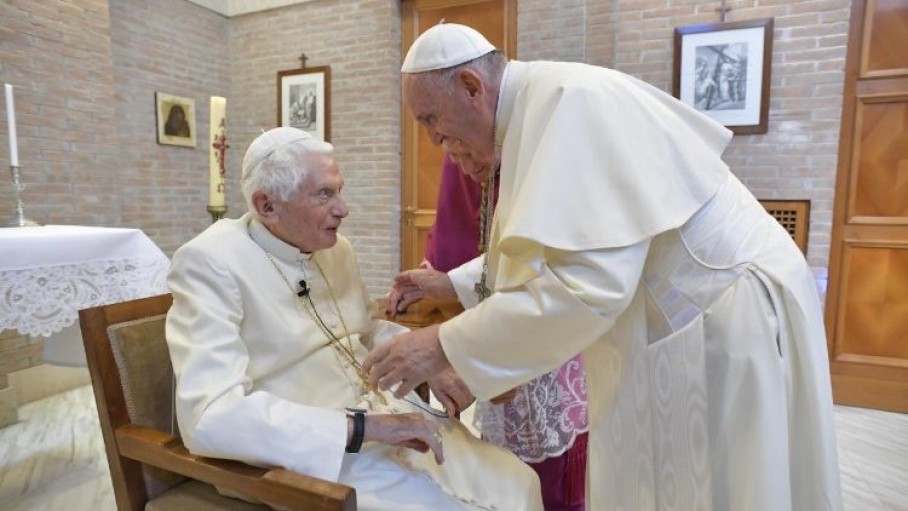 Đức Thánh Cha Phanxicô và Đức nguyên Giáo hoàng Benedict XVI (Ảnh: Truyền thông Vatican)
