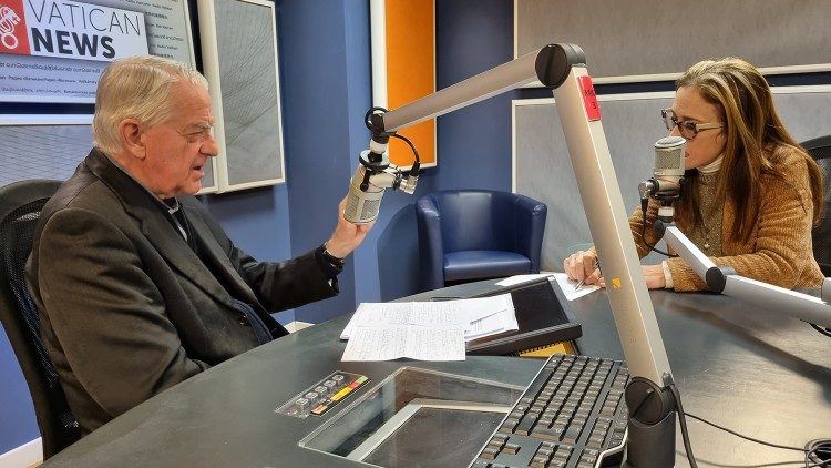 Cha Federico Lombardi với Gabriella Ceraso bên trong trường quay của Truyền thông Vatican