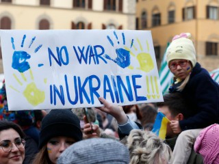 Người dân biểu tình phản đối chiến tranh ở Ukraine tại Piazza della Signoria ở Florence, Ý, ngày 27 tháng 2 năm 2022 (Ảnh: Paul Haring / CNS)