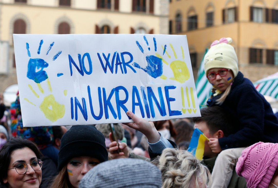 Người dân biểu tình phản đối chiến tranh ở Ukraine tại Piazza della Signoria ở Florence, Ý, ngày 27 tháng 2 năm 2022 (Ảnh: Paul Haring / CNS)