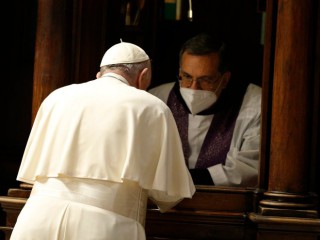 Đức Thánh Cha Phanxicô xưng tội trong buổi cử hành sám hối Mùa Chay tại Vương Cung Thánh Đường Thánh Phêrô tại Vatican ngày 25 tháng 3 năm 2022 (Ảnh: Paul Haring / CNS)