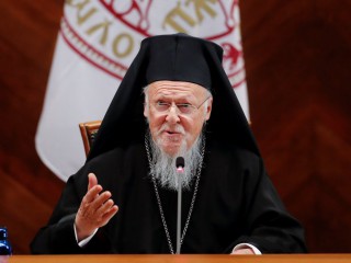 Đức Thượng phụ Đại kết Bartholomew của Constantinople tham dự cuộc họp liên tôn tại Đại học Giáo hoàng Latêranô ở Rôma vào ngày 7 tháng 10 năm 2021. Trong chuyến viếng thăm cấp nhà nước tới Ba Lan từ ngày 27-28 tháng 3 năm 2022, Đức Thượng phụ Bartholomewcam kết liên đới với người dân Ukraine và đồng thời ca ngợi “tinh thần quảng đại, bác ái và lòng hiếu khách” của người dân Ba Lan vì đã tiếp nhận 2,3 triệu người tị nạn chiến tranh trong một tháng (Ảnh: Remo Casilli / Reuters qua CNS)