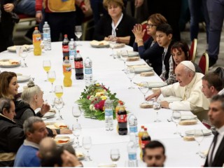 Đức Thánh Cha Phanxicô tổ chức bữa trưa với gần 1.500 người được mời dùng bữa tại Vatican nhân Ngày Thế giới Người nghèo hàng năm lần thứ ba vào ngày 17 tháng 11 năm 2019 (Ảnh: Daniel Ibanez / CNA)