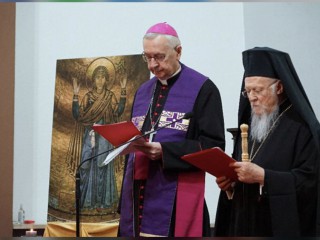 Đức Tổng Giám mục Stanisław Gądecki cầu nguyện cùng với Đức Thượng phụ Bartholomew I, Thượng phụ Đại kết của Constantinople tại Warsaw, Ba Lan hôm thứ Ba ngày 29 tháng 3 (Ảnh: FNS)