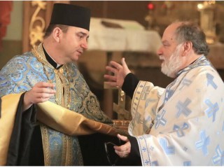 Cha Volodymyr Klanichka, Cha Sở của Nhà thờ Công giáo Ukraine kính Thánh Nicholas ở Wilmington, Del., trái, và Cha Stephen Hutnick, Cha Sở của  Nhà thờ Chính thống Ukraine kính Thánh Phê rô và Phaolô, trong buổi cầu nguyện vào ngày 27 tháng 2 năm 2022 (Ảnh: CNS / Don Blake, The Dialog)