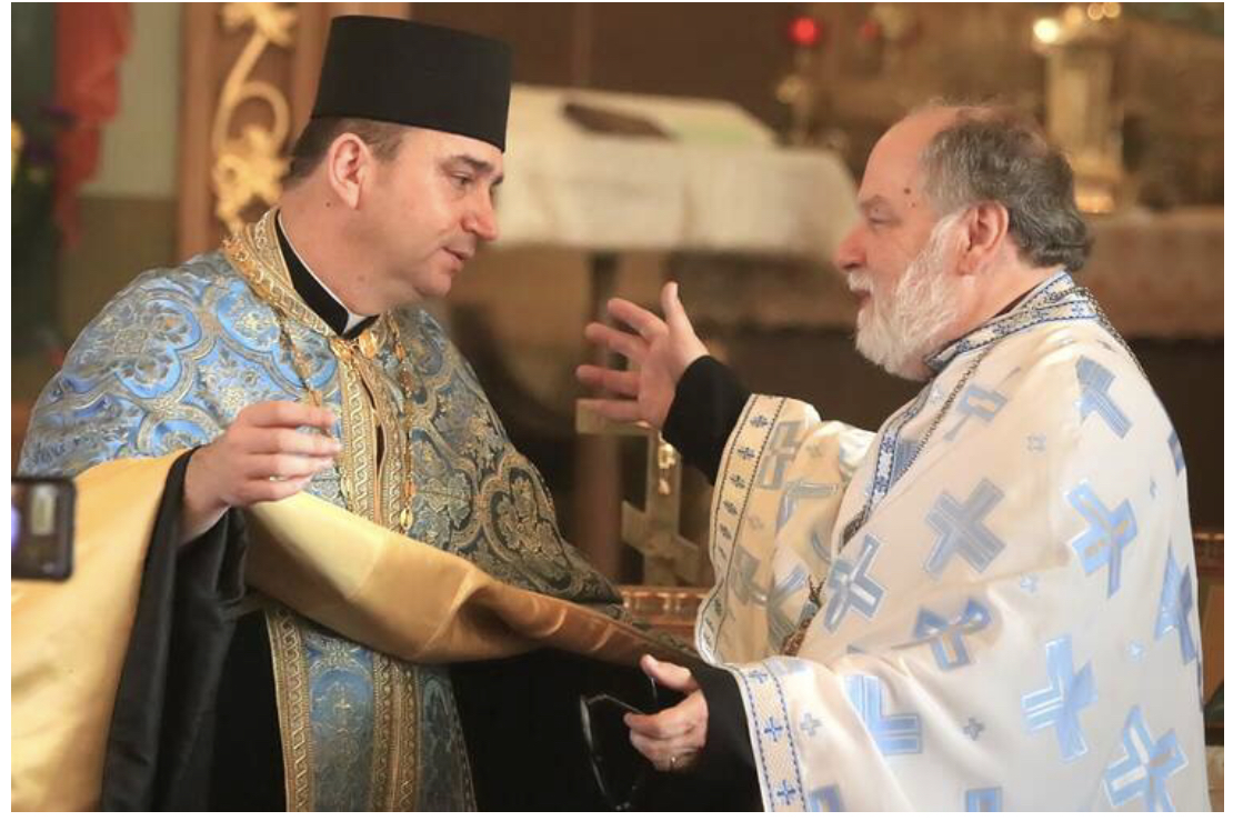Cha Volodymyr Klanichka, Cha Sở của Nhà thờ Công giáo Ukraine kính Thánh Nicholas ở Wilmington, Del., trái, và Cha Stephen Hutnick, Cha Sở của Nhà thờ Chính thống Ukraine kính Thánh Phê rô và Phaolô, trong buổi cầu nguyện vào ngày 27 tháng 2 năm 2022 (Ảnh: CNS / Don Blake, The Dialog)