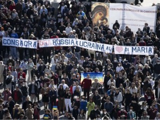 Một biểu ngữ kêu gọi thánh hiến nước Nga cho Trái Tim Vô Nhiễm của Đức Mẹ trong giờ nguyện Kinh Truyền Tin của Đức Thánh Cha Phanxicô tại Quảng trường Thánh Peter vào ngày 13 tháng 3. (Ảnh: NCR / Truyền thông Vatican)