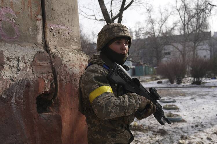 Một quân nhân Ukraine bảo vệ vị trí của mình ở Mariupol, Ukraine, Thứ Bảy, ngày 12 tháng 3 năm 2022 (Ảnh: AP / Evgeniy Maloletka)