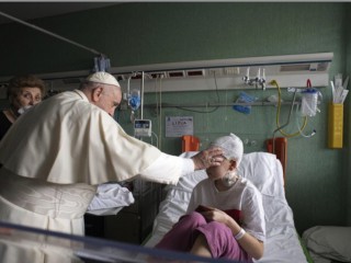 Đức Thánh Cha Phanxicô những trẻ em tị nạn người Ukraine đang được điều trị tại Bệnh viện Nhi đồng Bambino Gesù ở Rôma, thứ bảy ngày 19 tháng 3 năm 2022 (Ảnh: Truyền thông Vatican)
