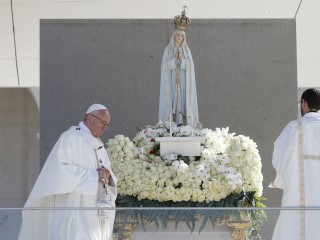 ĐTC Phanxicô xông hương tượng Đức Mẹ Fatima trong Thánh lễ tuyên thánh cho hai Thánh Francisco và Jacinta Marto, hai trong ba thị nhân Fatima, tại Đền Đức Mẹ Fatima ở Bồ Đào Nha, ngày 13 tháng 5 năm 2017. Thánh lễ đánh dấu 100 năm Đức Mẹ Fatima hiện ra, bắt đầu vào ngày 13 tháng 5 năm 1917 (Ảnh : Paul Haring / CNS)