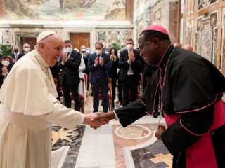 Đức Thánh Cha Phanxicô gặp gỡ các thành viên của tổ chức tình nguyện Ho Avuto Sete, tiếng Ý có nghĩa là “Ta khát”, tại Điện  Clementine, Vatican ngày 21 tháng 3 năm 2022 (Ảnh: Truyền thông Vatican)