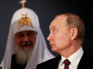 Tổng thống Nga Vladimir Putin và Thượng phụ Chính thống giáo Nga Kirill của Moscow thăm triển lãm "Ký ức các thế hệ: Chiến tranh Vệ quốc vĩ đại trong nghệ thuật báo ảnh" nhân Ngày thống nhất quốc gia tại Moscow vào ngày 4 tháng 11 năm 2019 (Ảnh: CNS / Shamil Zhumatov, Reuters pool)