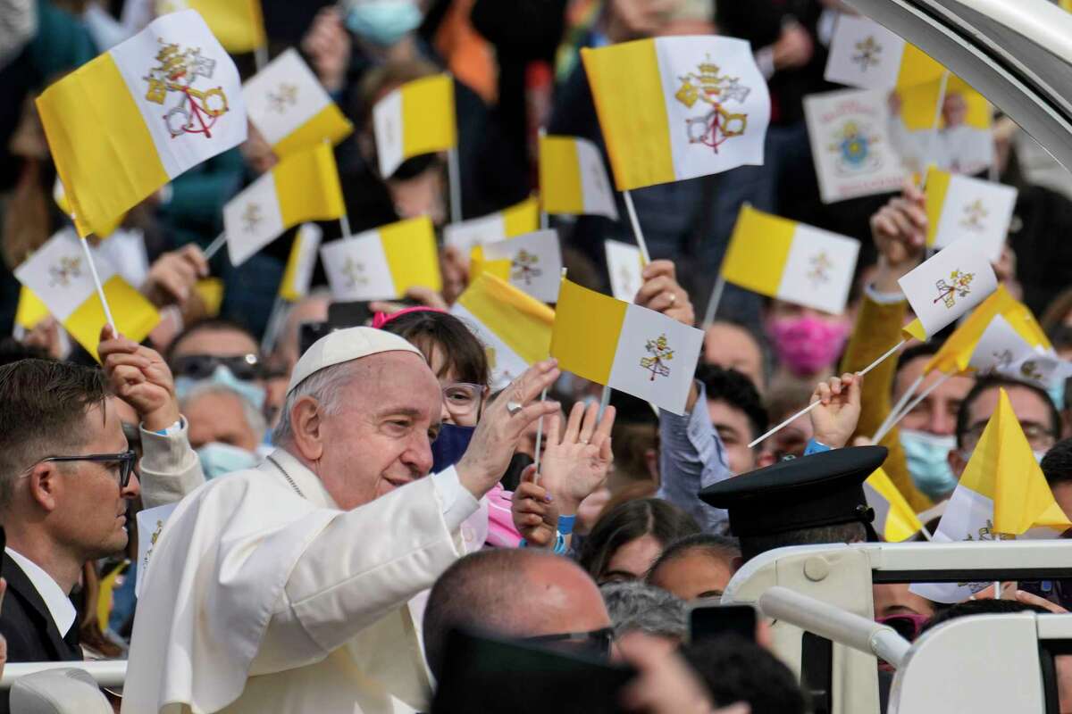 Đức Thánh Cha Phanxicô xuất hiện trên chiếc popemobile tại Quảng trường Granaries ở Floriana, Malta, Chúa nhật, ngày 3 tháng 4 năm 2022, để cử hành Thánh lễ. Đức Thánh Cha Phanxicô đã mở đầu ngày thứ hai và cũng là ngày cuối cùng của mình ở Malta bằng việc viếng thăm Hang đá của Thánh Phaolô ở Rabat, nơi Ngài đã lưu lại sau khi bị đắm tàu trên đường đến Rôma vào năm 60 sau Công nguyên.