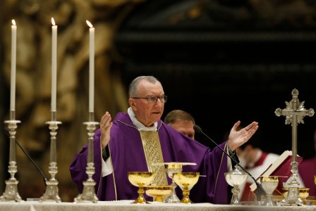 Đức Hồng y Pietro Parolin, Quốc Vụ Khanh Vatican, cử hành Thánh lễ cầu nguyện cho hòa bình tại Ukraine tại Vương Cung Thánh Đường Thánh Phêrô tại Vatican ngày 16 tháng 3 năm 2022. Thánh lễ có sự tham dự của nhiều Đại sứ được công nhận tại Vatican, bao gồm Andrii Yurash, Đại sứ Ukraine, và Aleksandr Avdeyev, Đại sứ Nga. (Ảnh: CNS/ Paul Haring)