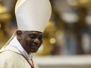 Đức Hồng Y Peter Turkson, nguyên Tổng Trưởng Thánh Bộ Cổ võ sự Phát triển Con người Toàn diện, trong đoàn đồng tế sau khi cử hành Thánh lễ đánh dấu Ngày Thế giới Bệnh nhân được cử hành tại Vương cung thánh đường Thánh Phêrô tại Vatican ngày 11 tháng 2 năm 2022 (Ảnh: CNS / Paul Haring)
