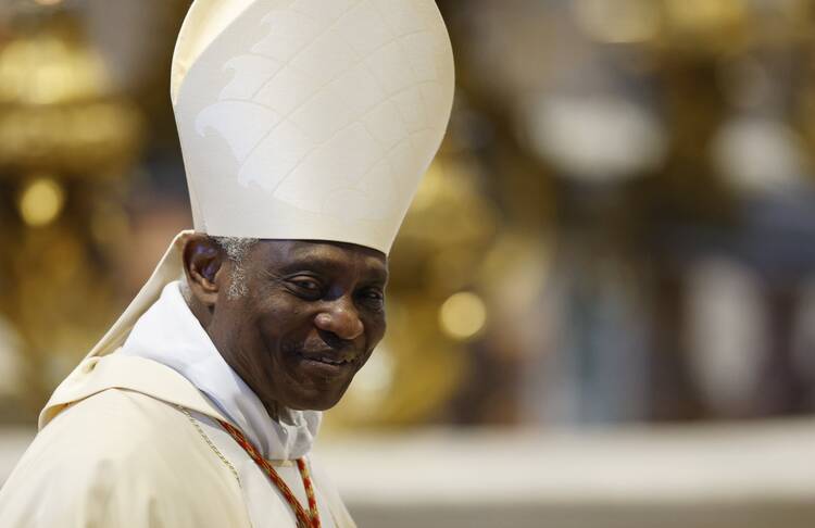 Đức Hồng Y Peter Turkson, nguyên Tổng Trưởng Thánh Bộ Cổ võ sự Phát triển Con người Toàn diện, trong đoàn đồng tế sau khi cử hành Thánh lễ đánh dấu Ngày Thế giới Bệnh nhân được cử hành tại Vương cung thánh đường Thánh Phêrô tại Vatican ngày 11 tháng 2 năm 2022 (Ảnh: CNS / Paul Haring)