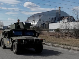 Các thành viên của Lực lượng Vệ binh Quốc gia Ukraine tuần tra gần Nhà máy Điện hạt nhân Chernobyl Ngày 7 tháng 4 năm 2022. Hàn Lâm viện Giáo hoàng về Khoa học đã cảnh báo rằng cuộc chiến của Nga với Ukraine làm tăng khả năng sử dụng vũ khí hạt nhân và giải phóng chất phóng xạ từ các nhà máy điện hạt nhân (Ảnh: Gleb Garanich / Reuters qua CNS)