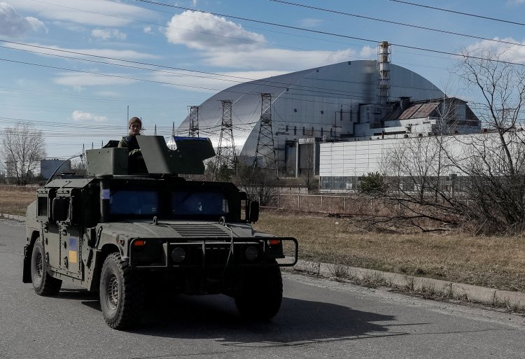 Các thành viên của Lực lượng Vệ binh Quốc gia Ukraine tuần tra gần Nhà máy Điện hạt nhân Chernobyl Ngày 7 tháng 4 năm 2022. Hàn Lâm viện Giáo hoàng về Khoa học đã cảnh báo rằng cuộc chiến của Nga với Ukraine làm tăng khả năng sử dụng vũ khí hạt nhân và giải phóng chất phóng xạ từ các nhà máy điện hạt nhân (Ảnh: Gleb Garanich / Reuters qua CNS)
