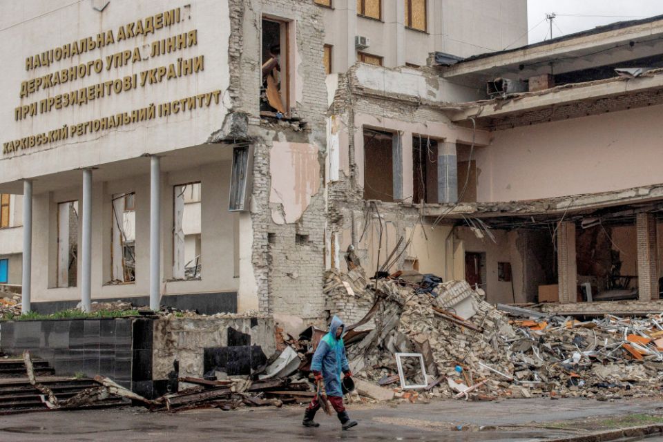 Một người đàn ông đi ngang qua tòa nhà Học viện Hành chính Quốc giaKhu vực Kharkiv ở Ukraine vào ngày 12 tháng 4 năm 2022 (Ảnh: CNS / Alkis Konstantinidis, Reuters)