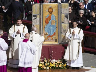 Đức Thánh Cha Phanxicô xông hương ảnh Chúa Giêsu Phục sinh trong Thánh lễ Chúa nhật Phục sinh tại Quảng trường Thánh Phêrô tại Vatican ngày 17 tháng 4 năm 2022 (Ảnh: CNS / truyền thông Vatican)