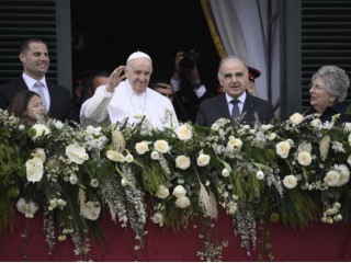 Một đám đông háo hức chào đón Đức Thánh Cha Phanxicô khi ngài đến Cung điện Grand Master ở Valletta, Malta, vào ngày 2 tháng 4 năm 2022 (Ảnh: Truyền thông Vatican)
