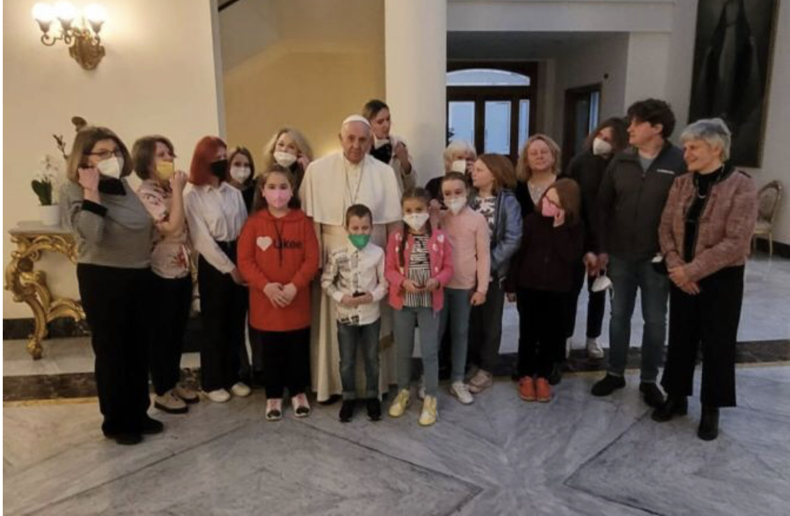 Đức Thánh Cha Phanxicô gặp gỡ những người tị nạn chiến tranh ở Ukraine tại tư dinh của ngài ở Vatican, ngày 2 tháng 4 năm 2022 (Ảnh:Truyền thông Vatican)