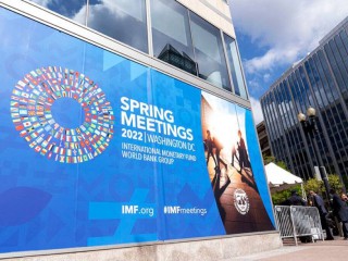 Các đại biểu đến tòa nhà của Quỹ Tiền tệ Quốc tế (IMF), trong ngày đầu tiên của Hội nghị Mùa xuân của Ngân hàng Thế giới / IMF tại Washington, Thứ Ba, ngày 19 tháng 4 năm 2022 (Ảnh: Jose Luis Magana / AP)