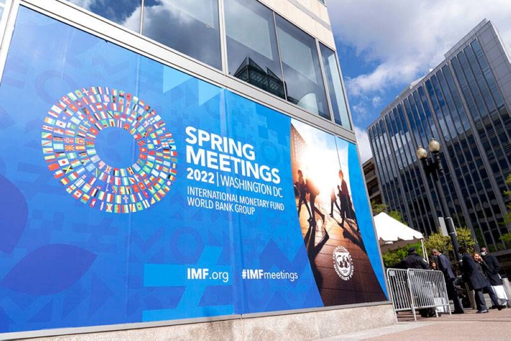 Các đại biểu đến tòa nhà của Quỹ Tiền tệ Quốc tế (IMF), trong ngày đầu tiên của Hội nghị Mùa xuân của Ngân hàng Thế giới / IMF tại Washington, Thứ Ba, ngày 19 tháng 4 năm 2022 (Ảnh: Jose Luis Magana / AP)