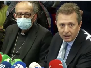 Đức Hồng y Juan José Omella Omella Tổng Giáo phận Barcelona và luật sư Javier Cremades trong cuộc họp báo ở Madrid, ngày 22 tháng 2 năm 2022 (Ảnh chụp màn hình từ EpiscopalConferencia / YouTube)