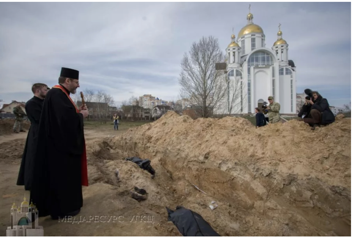 Đức Tổng Giám mục Sviatoslav Shevchuk cầu nguyện cho những người Ukraine bị quân Nga giết hại ở Bucha vào ngày 7 tháng 4 năm 2022 (Ảnh: tv.ugcc.org.ua)