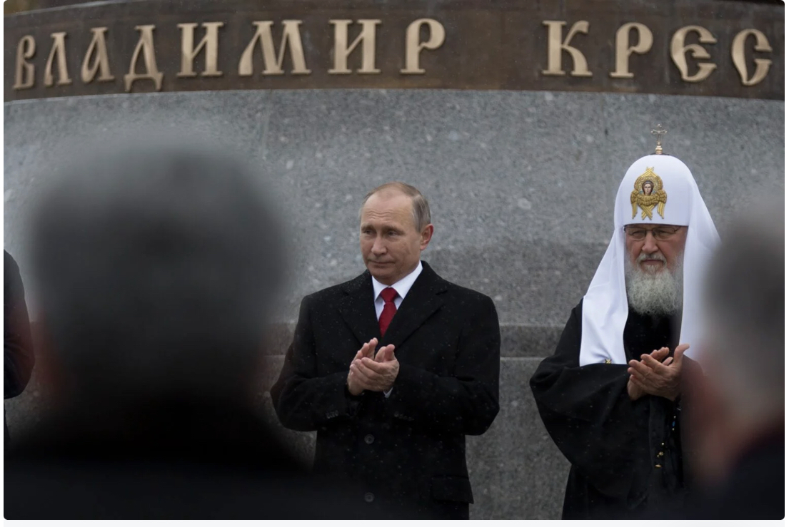 Tổng thống Nga Vladimir Putin và Đức Thượng phụ Chính thống giáo Nga Kirill vỗ tay trong buổi lễ khánh thành tượng đài Vladimir Đại đế nhân Ngày Thống nhất Quốc gia bên ngoài Điện Kremlin ở Moscow, Nga, thứ Sáu, ngày 4 tháng 11 năm 2016 (Ảnh AP / Alexander Zemlianichenko)
