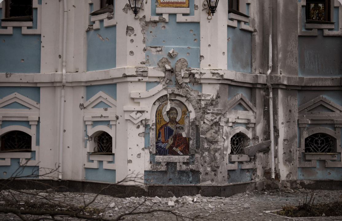 Một nhà thờ bị hư hại sau một cuộc tấn công của Nga ở Kharkiv, Ukraine, Chúa nhật, ngày 27 tháng 3 năm 2022 (Ảnh: Felipe Dana / AP)