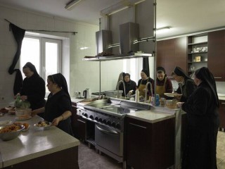 Các Nữ tu và những người dân di tản cùng nhau rửa chén bát sau khi ăn tối tại Nữ Tu viện Hoshiv, nơi các Nữ tu đã tiếp nhận các gia đình chạy trốn chiến tranh ở vùng Ivano-Frankivsk, miền tây Ukraine, thứ Tư, ngày 6 tháng 4 năm 2022 (Ảnh: AP / Nariman El -Mofty)