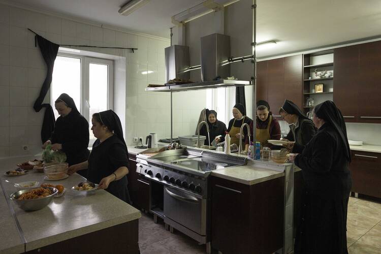 Các Nữ tu và những người dân di tản cùng nhau rửa chén bát sau khi ăn tối tại Nữ Tu viện Hoshiv, nơi các Nữ tu đã tiếp nhận các gia đình chạy trốn chiến tranh ở vùng Ivano-Frankivsk, miền tây Ukraine, thứ Tư, ngày 6 tháng 4 năm 2022 (Ảnh: AP / Nariman El -Mofty)