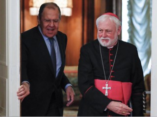 Bộ trưởng Ngoại giao Nga Sergei Lavrov, bên trái, bước vào hội trường cùng với Ngoại trưởng Vatican, Đức Tổng Giám mục Paul Richard Gallagher trong cuộc gặp của họ tại Moscow, Nga, Thứ Ba, ngày 9 tháng 11 năm 2021 (Ảnh: Yury Kochetkov / Pool Photo via AP)