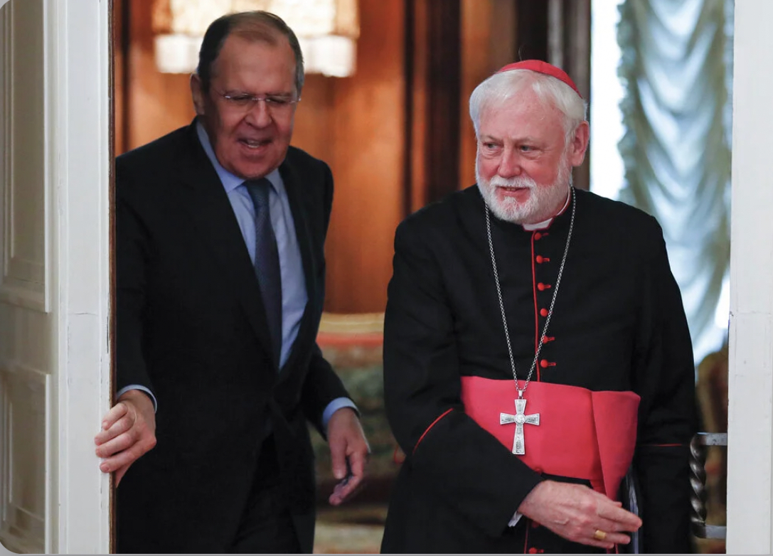 Bộ trưởng Ngoại giao Nga Sergei Lavrov, bên trái, bước vào hội trường cùng với Ngoại trưởng Vatican, Đức Tổng Giám mục Paul Richard Gallagher trong cuộc gặp của họ tại Moscow, Nga, Thứ Ba, ngày 9 tháng 11 năm 2021 (Ảnh: Yury Kochetkov / Pool Photo via AP)