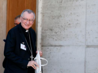 Đức Hồng y Pietro Parolin, Quốc Vụ Khanh Vatican, rời phiên họp buổi sáng của Thượng hội đồng Giám mục về Amazon tại Vatican ngày 8 tháng 10 năm 2019 (Ảnh: CNS / Paul Haring)