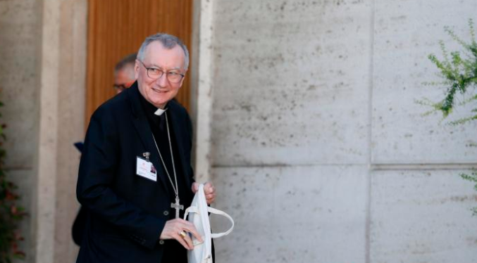 Đức Hồng y Pietro Parolin, Quốc Vụ Khanh Vatican, rời phiên họp buổi sáng của Thượng hội đồng Giám mục về Amazon tại Vatican ngày 8 tháng 10 năm 2019 (Ảnh: CNS / Paul Haring)